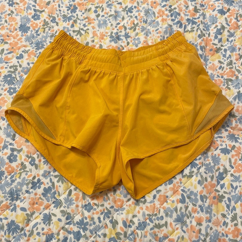 Lululemon Mango Dream Hotty Hots, 2.5 inseam, Size 4, Low-Rise
